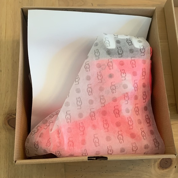 UGG® Kids Classic Brellah Mini Shearling Style hot pink size 3 NWT - Picture 3 of 9